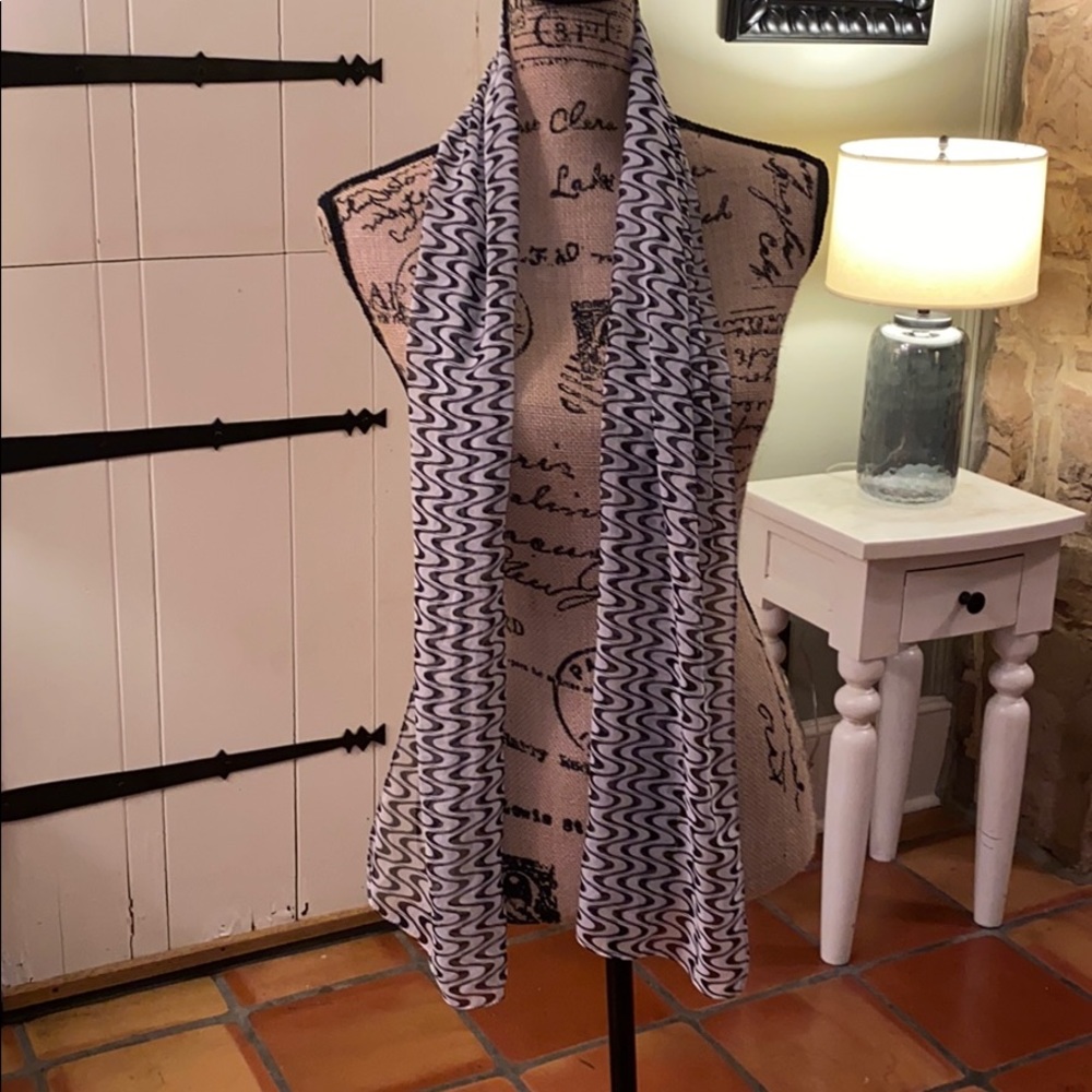 Black and white printed scarf